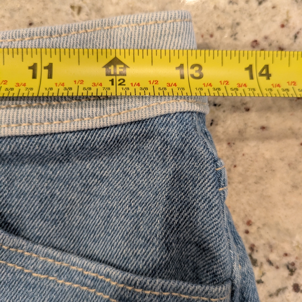 Hollister Ultra High-Rise Mom patchwork denim shorts with a button fly and fraye - Picture 6 of 9
